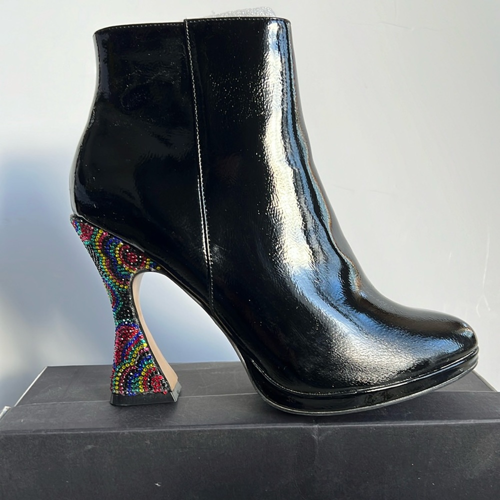 NWT Betsey Johnson Pat. Leather Boots “Averie” Size 8.5 Beaded Crystal 4” Heels